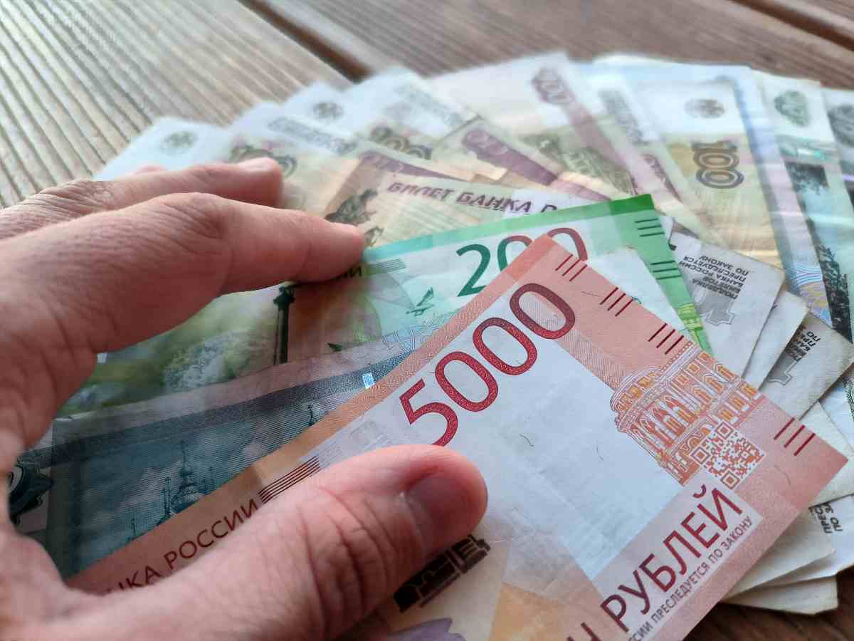 Почему россиянам почти невозможно заработать на пенсию в 100 тысяч рублей? Вот какие условия поставлены народу