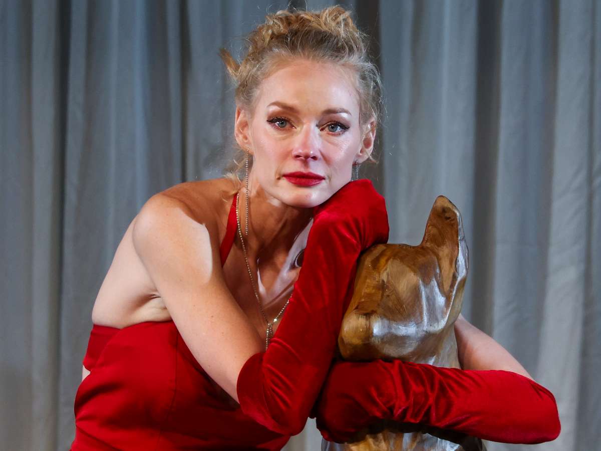 Появилось фото с неузнаваемой Светланой Ходченковой: вместо блонда — коротко остриженные темные волосы