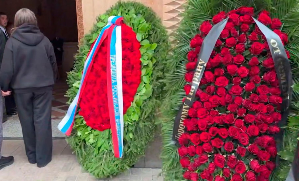 Пыталась прорваться к гробу, рыдала, а потом обмякла: что творилось с Маргаритой Симоньян на прощании с Тиграном Кеосаяном