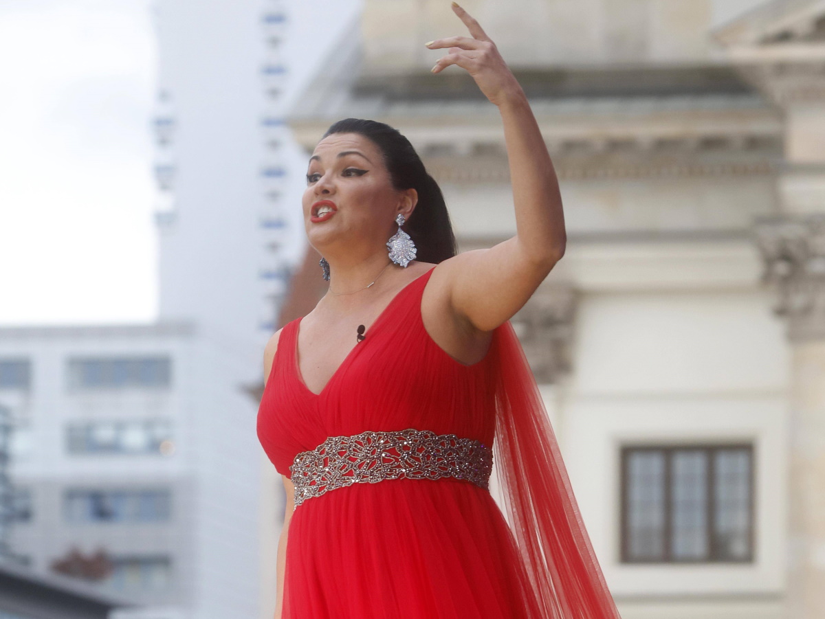 Развелась, но оказалась в розыске: как Анна Нетребко собственную жизнь перекроила