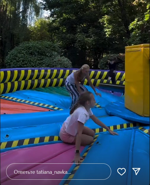 Словно ровесницы: Татьяна Навка показала 70-летнюю красавицу-маму на детской вечеринке