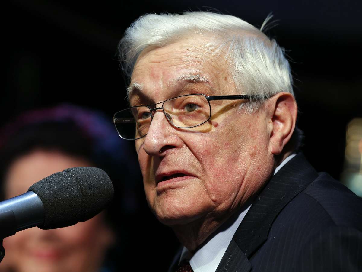 «Теплая вода, корвалол и рюмочка»: как сейчас живет Олег Басилашвили и почему он больше не будет играть в БДТ