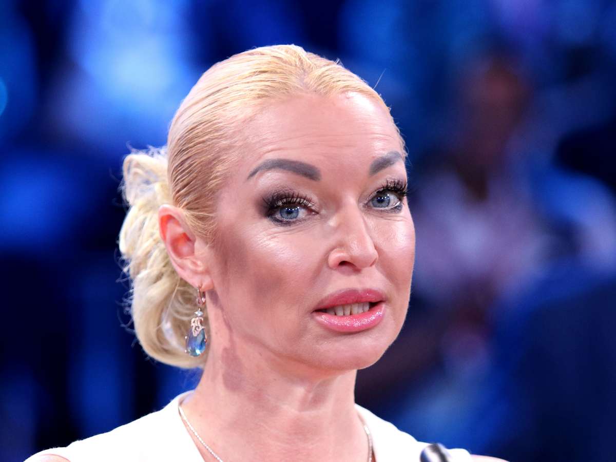 Увядающая грудь и кожа в пятнах: отфотошопленное фото Анастасии Волочковой никого не обмануло