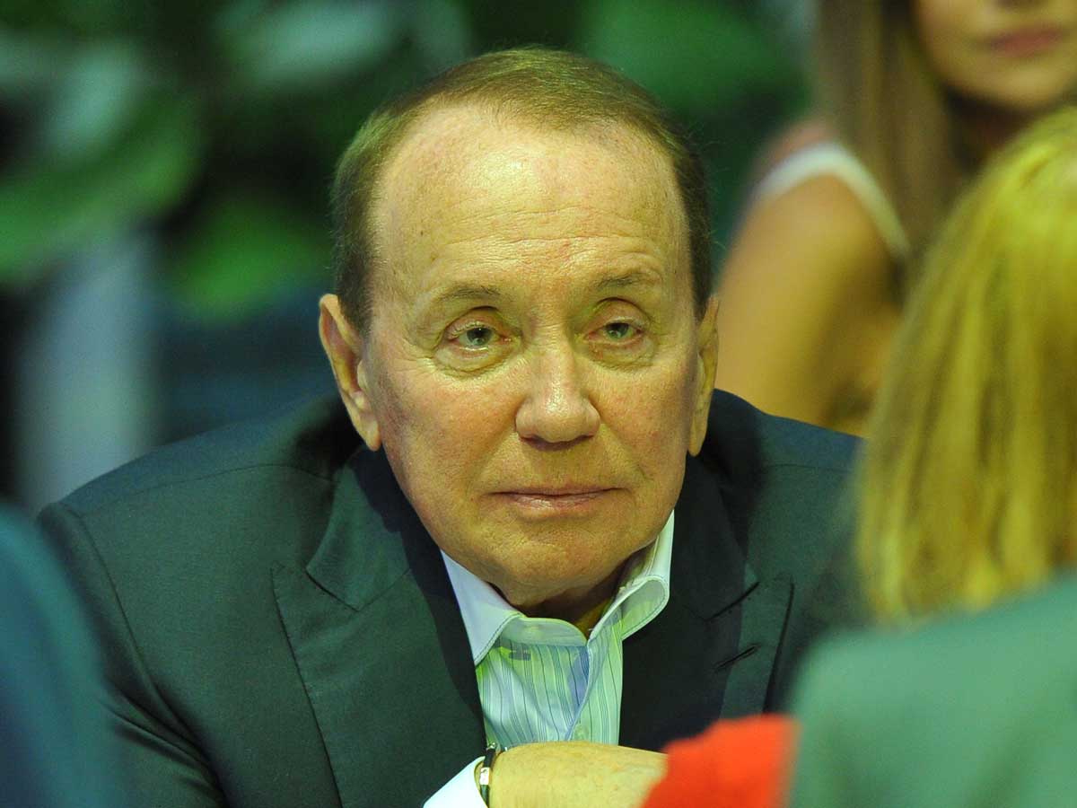 В полный рост у трибуны КВН: как выглядит памятник на могиле Александра Маслякова