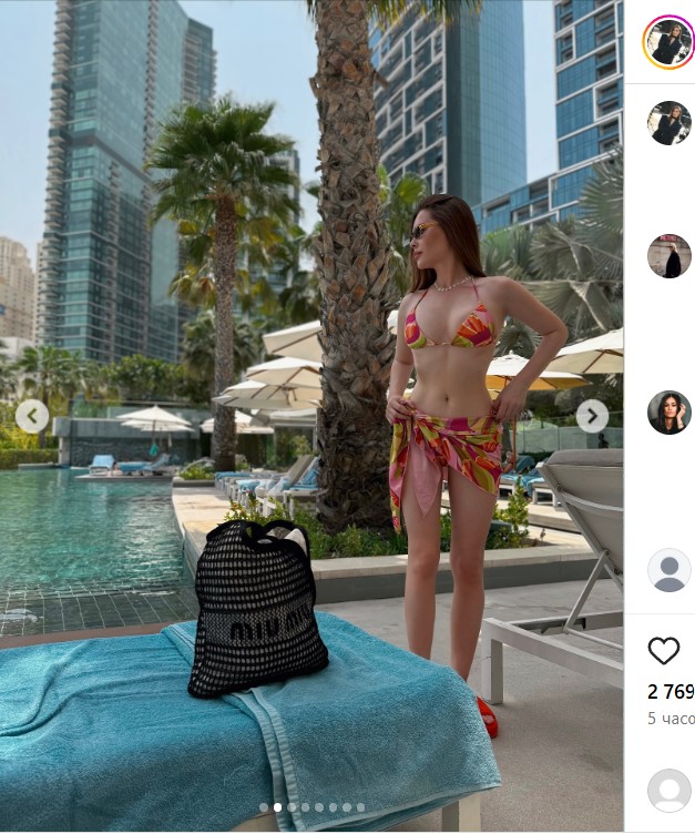 «Вам по фигуре 20 лет»: вечно молодая Юлия Михалкова из «Уральских пельменей» разделась на улицах Дубая