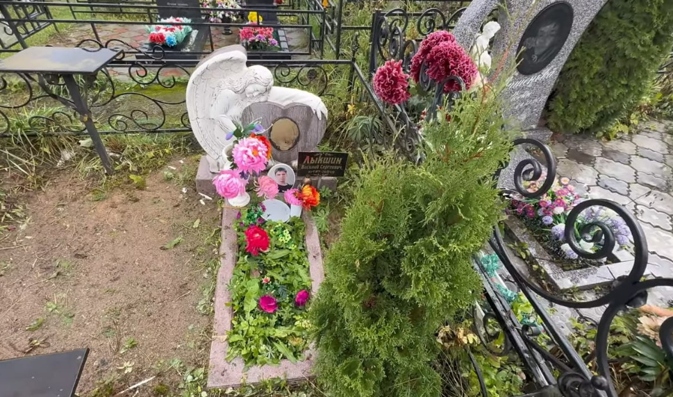 «Тоска, упадок и нищета»: как выглядит могила умершего в 22 года Василия Лыкшина из «Громовых» и «Ранеток» 