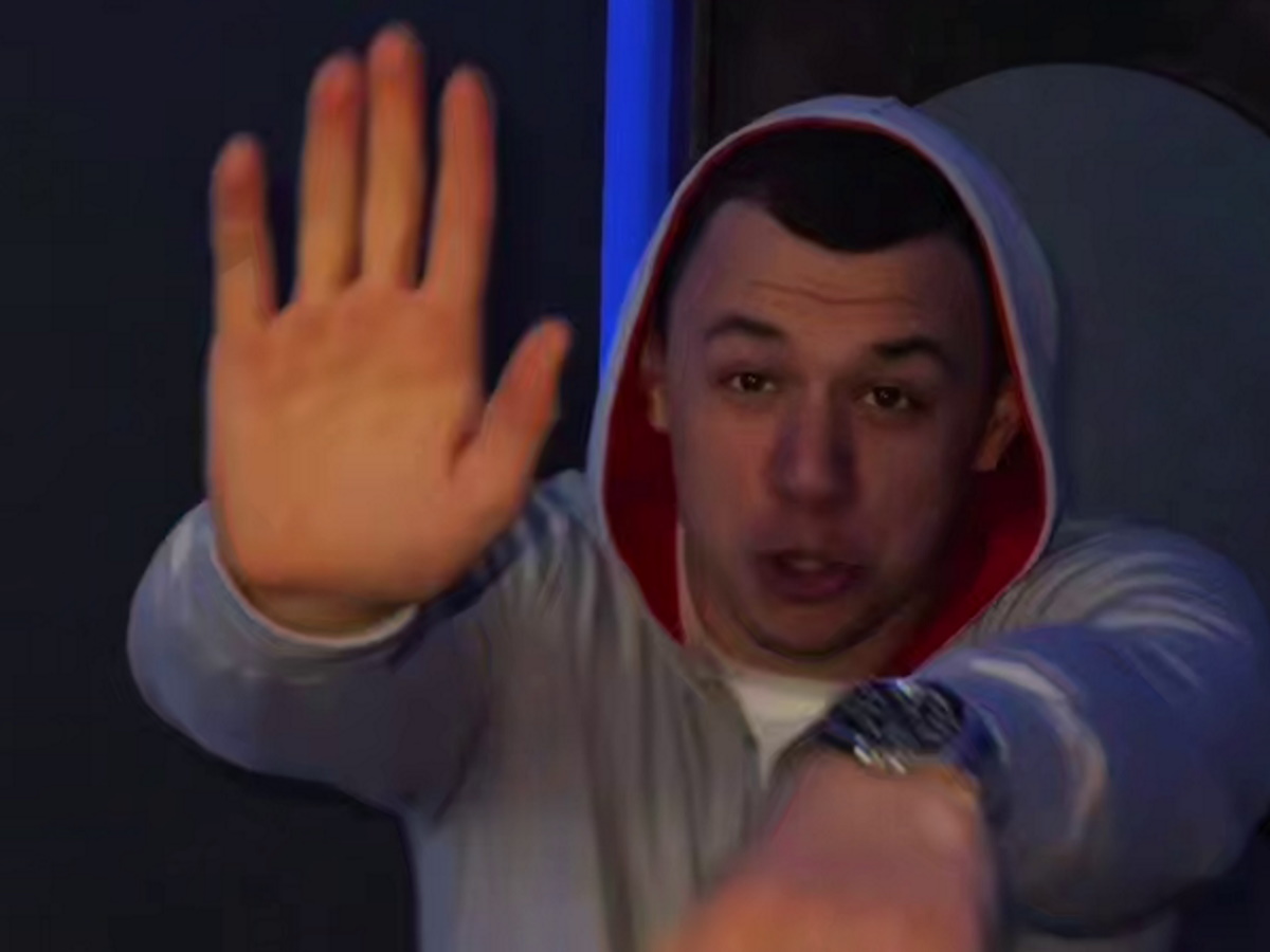 «Брат погнал служить»: игнорировавший повестки рэпер Макан уходит в армию