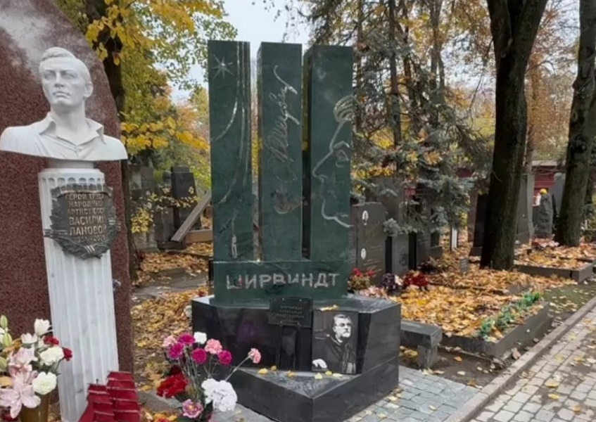 «Мелковато для фигуры такого масштаба»: что говорят о памятнике на могиле Александра Ширвиндта