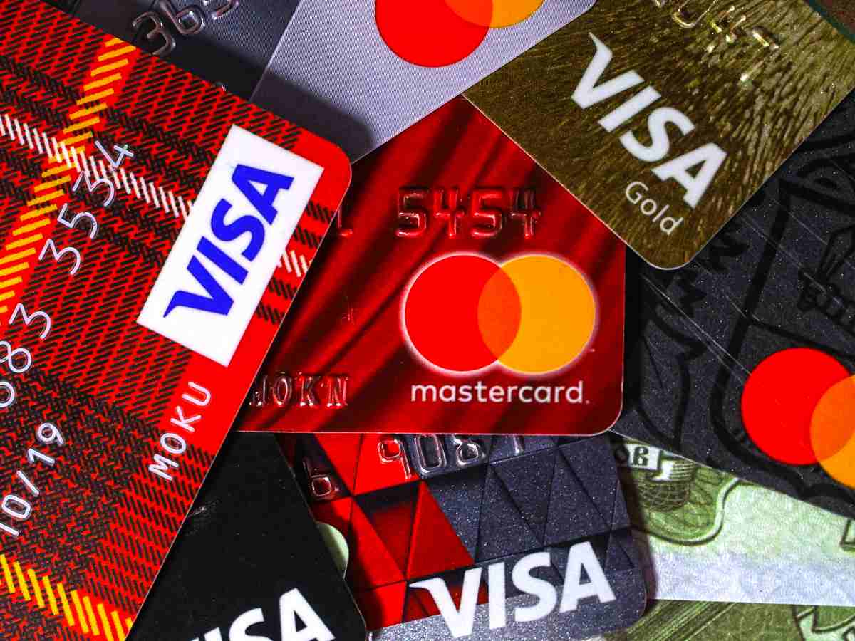 Банковские карты Visa и Mastercard теперь небезопасны. Нужно ли их срочно менять?