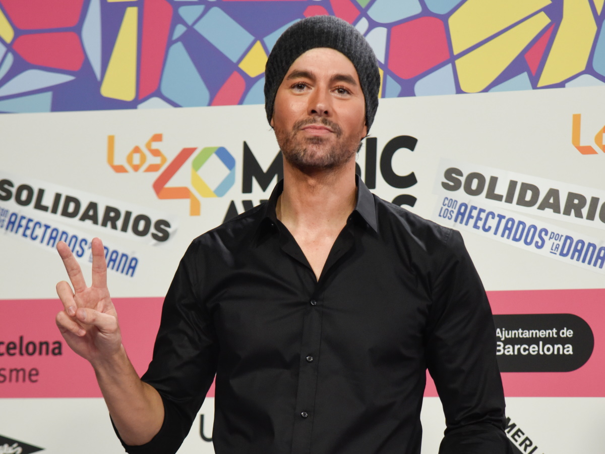 Эффектная брюнетка: Энрике Иглесиас показал свою любимую женщину, и это не беременная Курникова