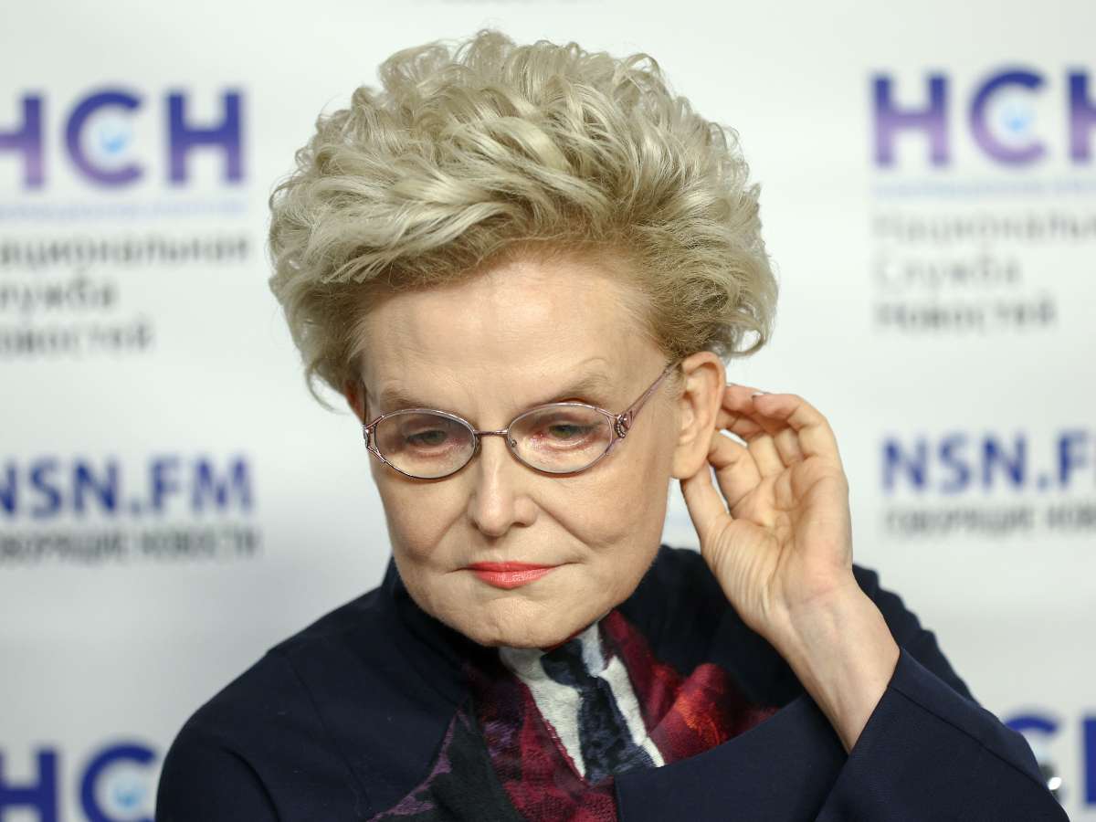 Елена Малышева снова оскандалилась из-за «Жить здорово!»: в Сеть попали странные кадры с детьми с мешками на головах