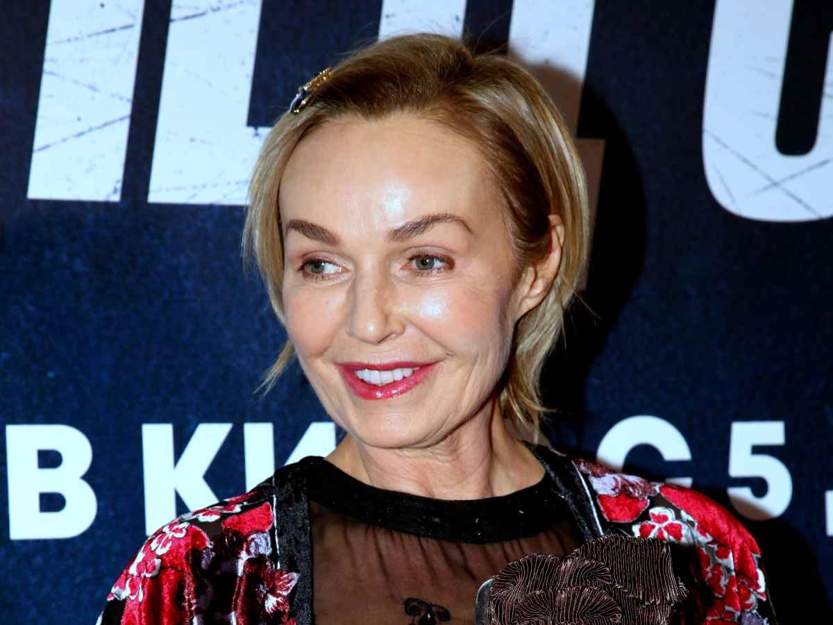 Грудь колесом, полупустая бутылка в руках: распахнувшая халатик Андрейченко устроила жаркие танцы у моря