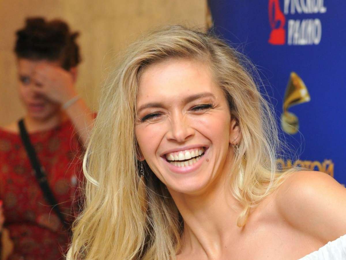 Халат держится на честном слове: Вера Брежнева выставила фото в полуголом виде