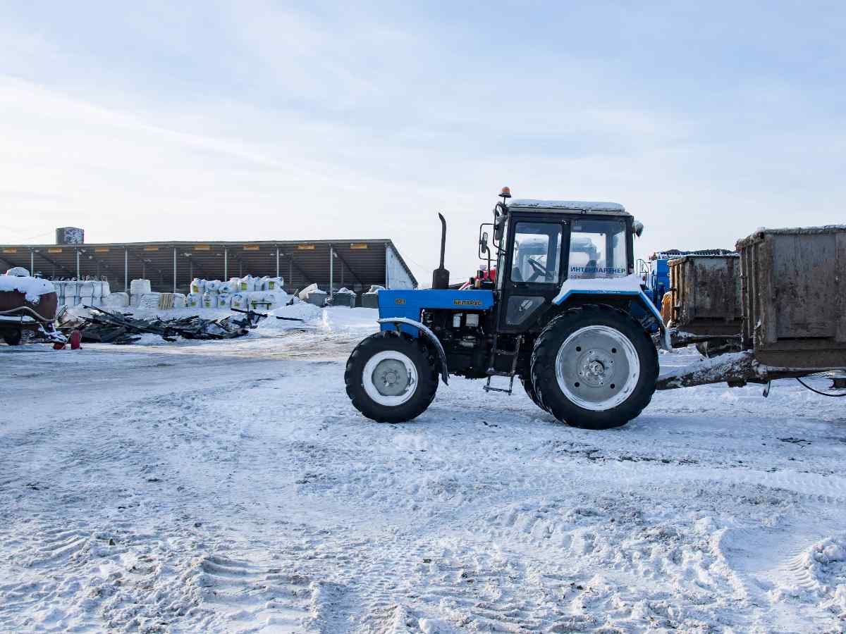 Жители поселка караулят тело посменно: в Якутии полмесяца не могут похоронить погибшую под колесами трактора девочку