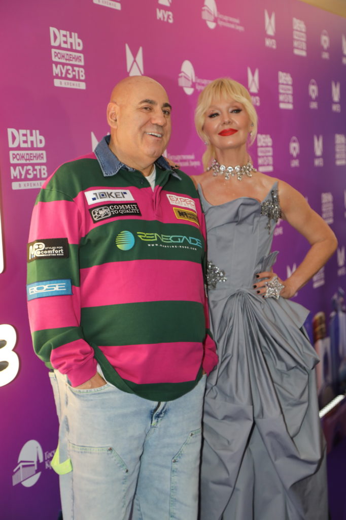 МакSим в образе невесты, декольте Серябкиной и блестящий Киркоров