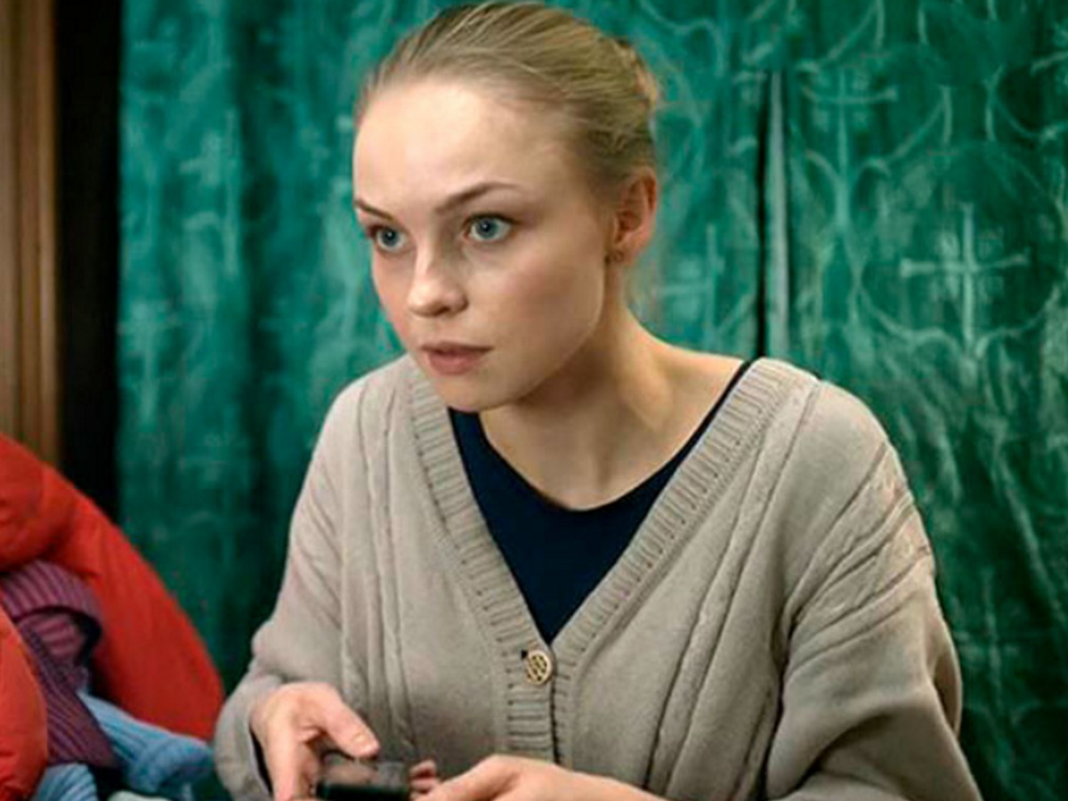 Пишет картины, воспитывает дочь, гуляет с собакой: как живет звезда сериала «Пончик Люся» Елена Шилова