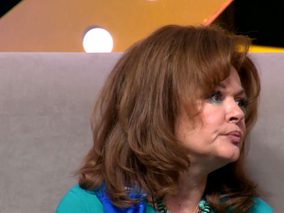 Пока грызутся за наследство, надгробие поставить некому: Ксения Хаирова и ее сестра запустили могилу знаменитого отца