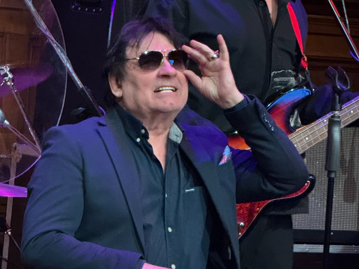 Посвежевший Александр Серов впервые за долгое время вышел в свет