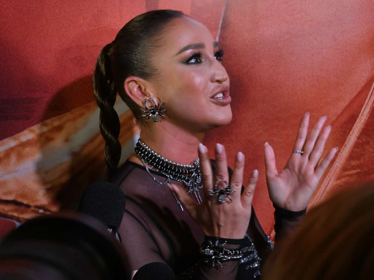 «Я не знаю, что сейчас делать»: Ольга Бузова сорвалась после новости об усыновлении