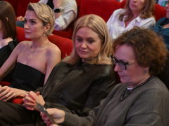 1. Старшая на коленях у младшей: Ирина Розанова показала идиллию сестер Михалковых