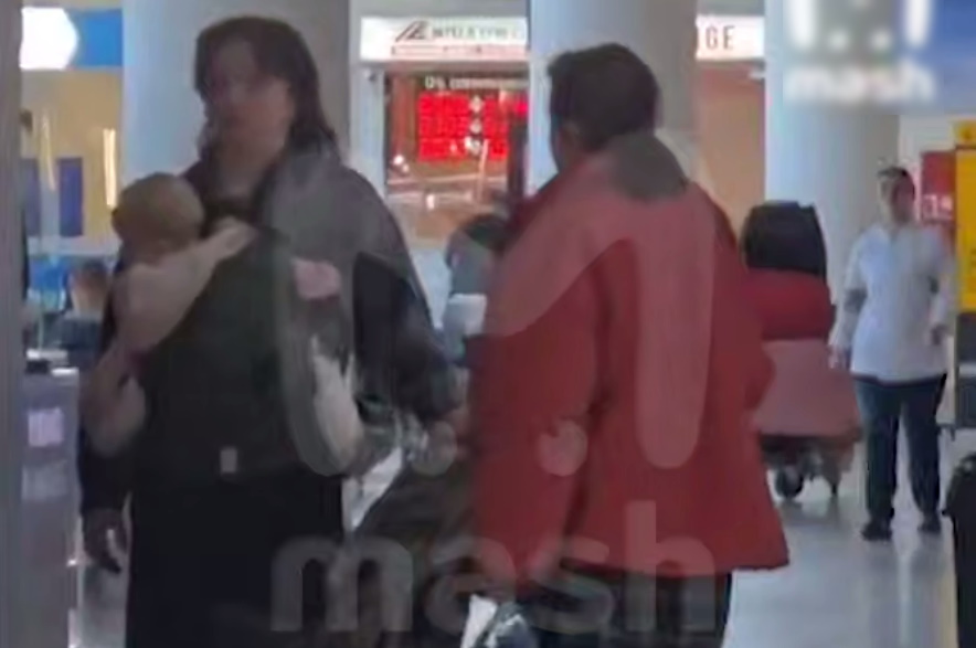 «Попалась, бабуля»: Гузеева с дочерью и грудничком устроила скандал в аэропорту