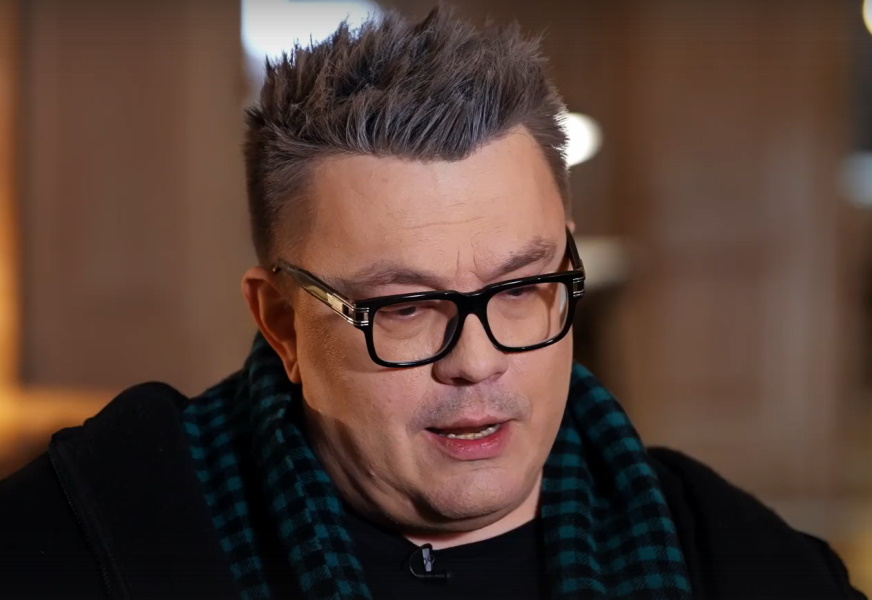 Садится симпатичный пацанчик, но от него немножечко пахнет