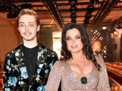 Болезнь, пересадка волос или стрижка под католического монаха? Сын Королевой засветил странную плешь на макушке