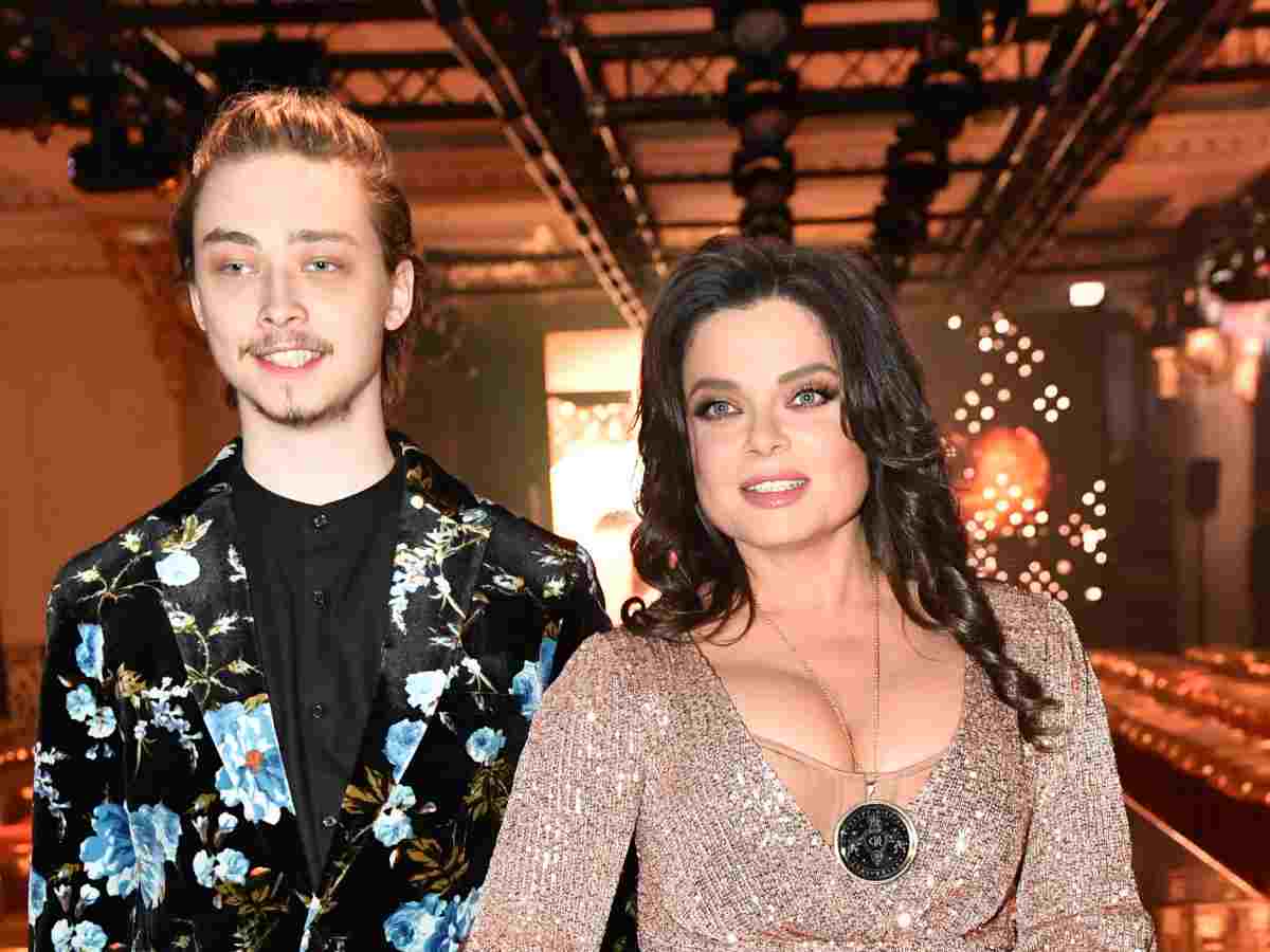 Болезнь, пересадка волос или стрижка под католического монаха? Сын Королевой засветил странную плешь на макушке