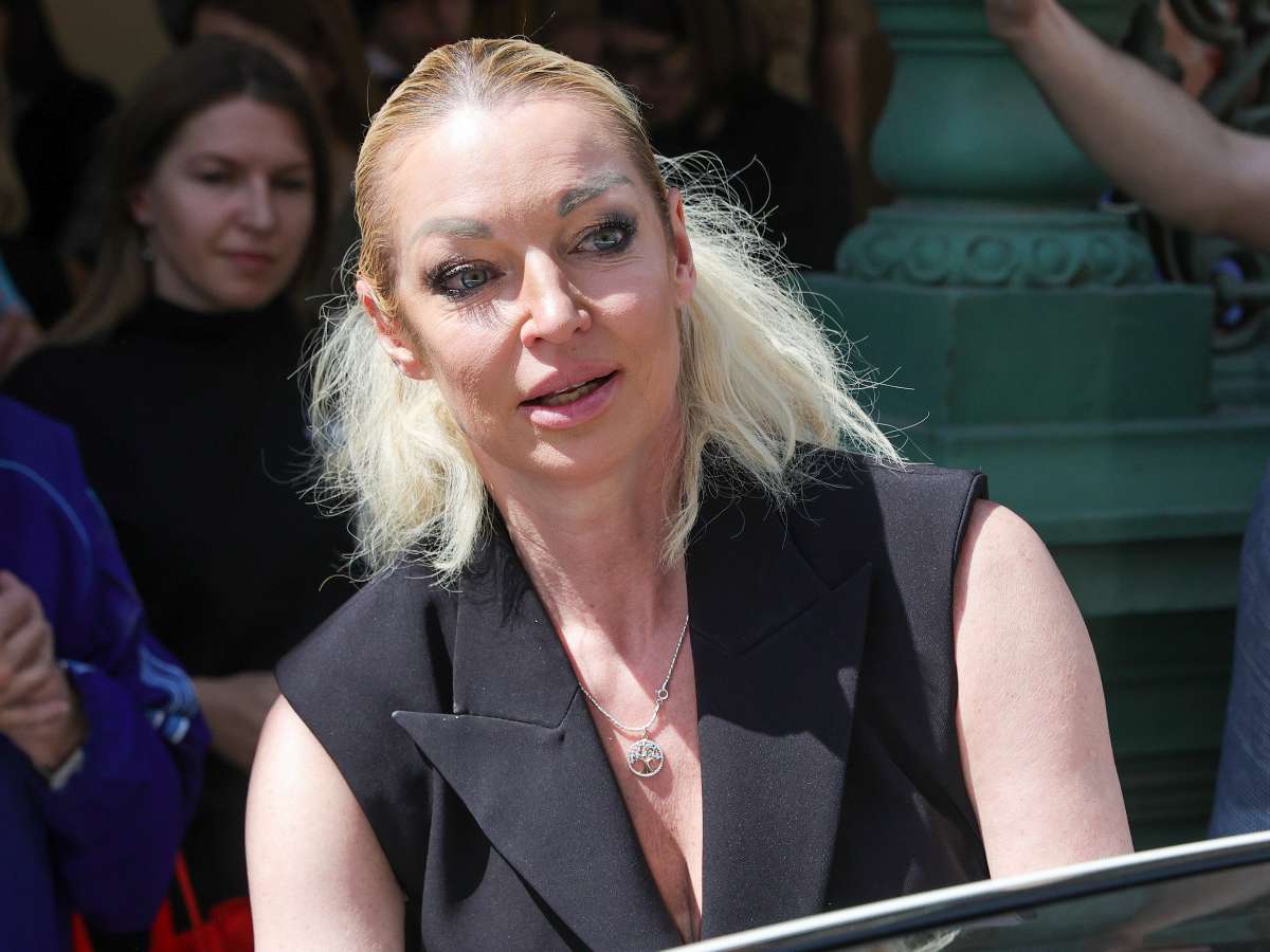 «Ей брюнеткой очень хорошо!»: народ в шоке от невероятного преображения Анастасии Волочковой