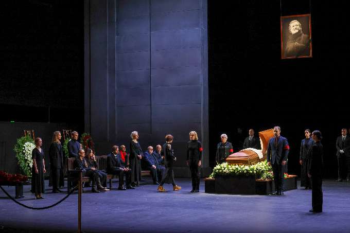 Гроб с телом Владимира Смирнова на сцене театра Вахтангова Belkin Alexey