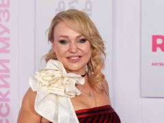 Грудь колыхалась при каждом движении: Алла Довлатова появилась на красной дорожке с экстремальным декольте