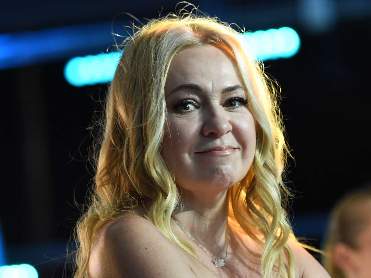 «Новогодний подарок для Плющенко?»: помолодевшая на 20 лет Рудковская показала точеную фигурку школьницы