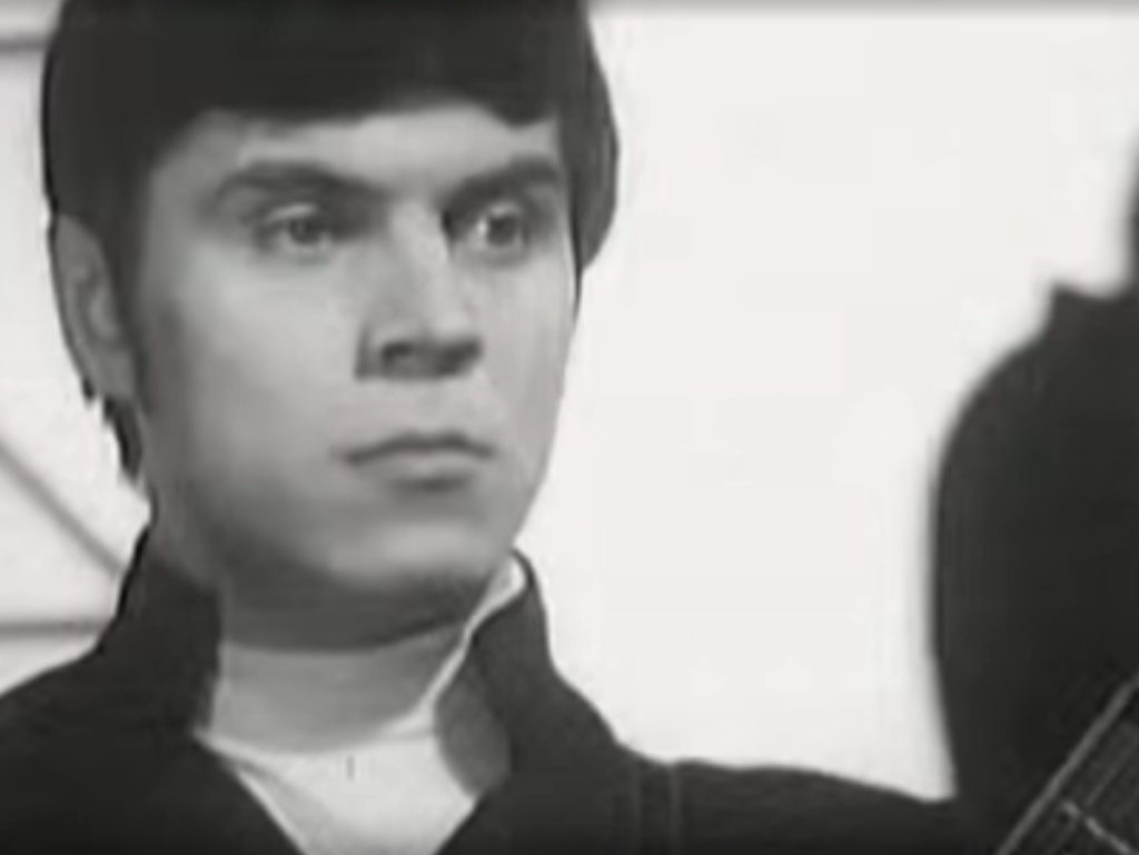 Первым в СССР перепел «Битлз», не устоял перед очарованием Эдиты Пьехи: как сложилась судьба солиста «Поющих гитар» Евгения Броневицкого