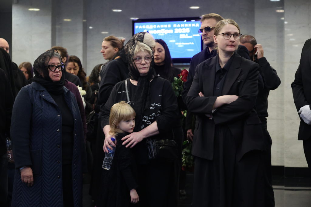 Почерневшая от горя семья, море цветов и скорбящие коллеги: в Москве простились с Романом Поповым из «Полицейского с Рублевки»