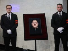 Почерневшая от горя семья, море цветов и скорбящие коллеги: в Москве простились с Романом Поповым из «Полицейского с Рублевки»