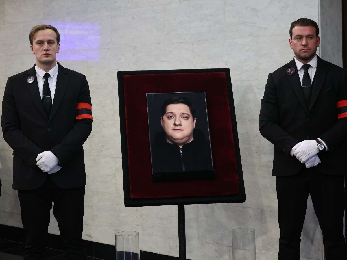 Почерневшая от горя семья, море цветов и скорбящие коллеги: в Москве простились с Романом Поповым из «Полицейского с Рублевки»