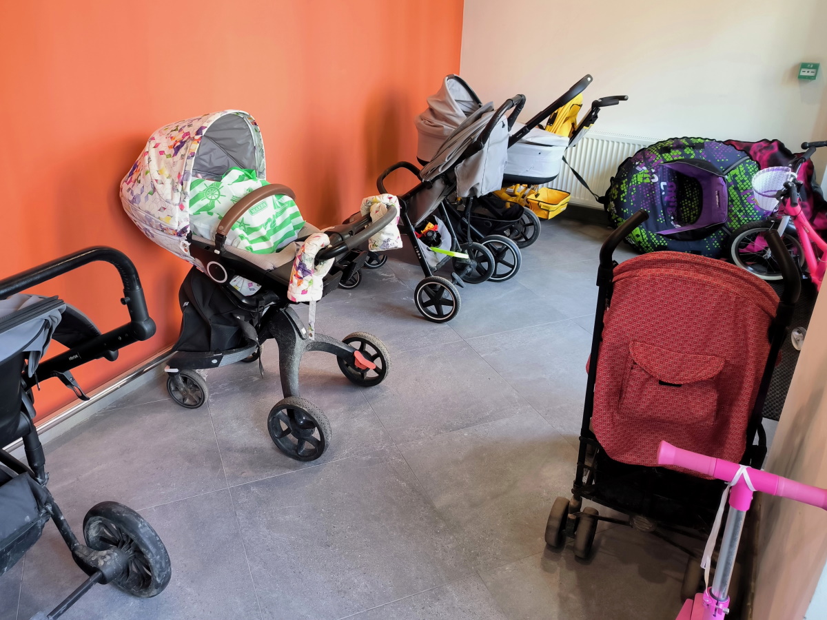 Россиян начнут штрафовать за оставленные в подъездах велосипеды и детские коляски: подробности