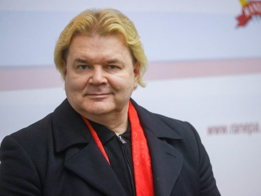 Счастье с четвертой попытки: 63-летний Андрис Лиепа тайно обвенчался с набожной красавицей