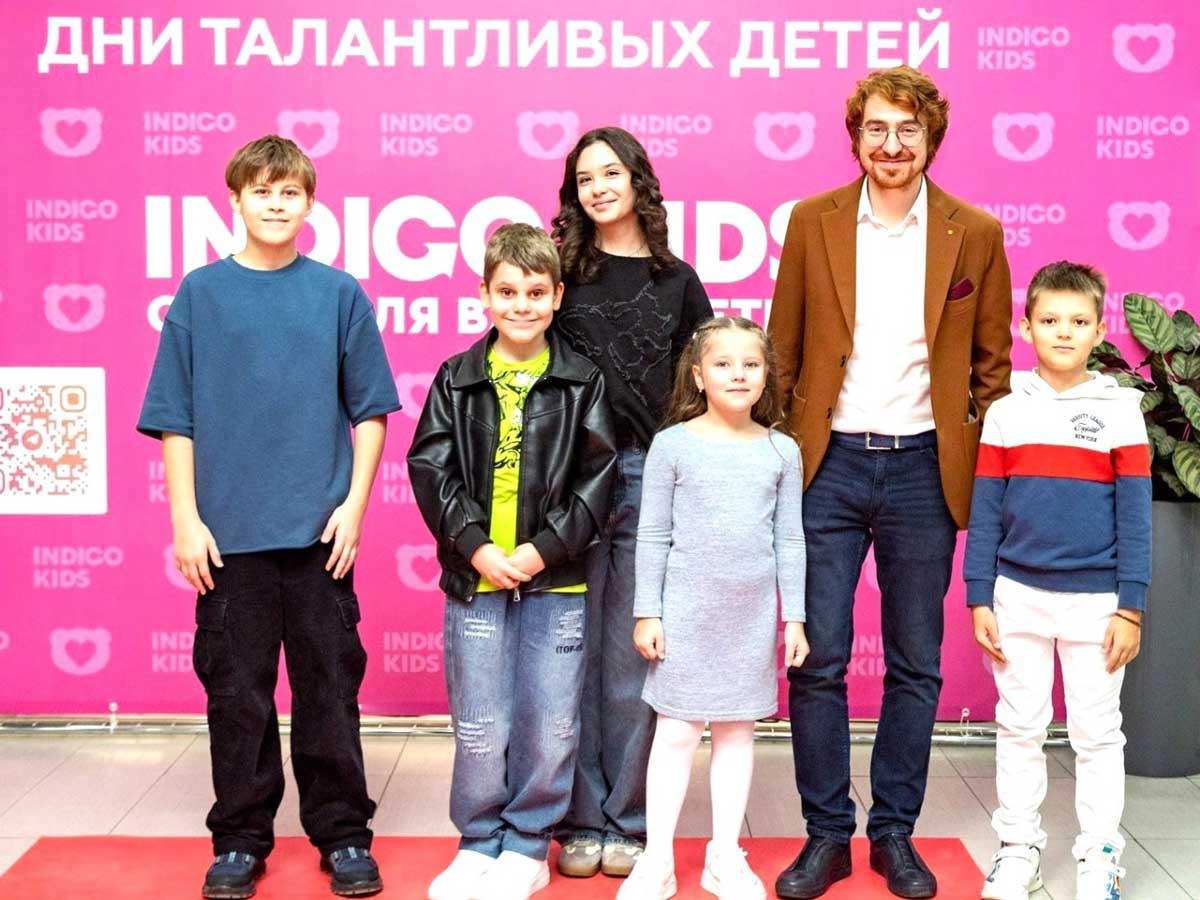 Ведущий Первого канала Никита Пименов и воспитанники вокальной студии «Территория голоса»