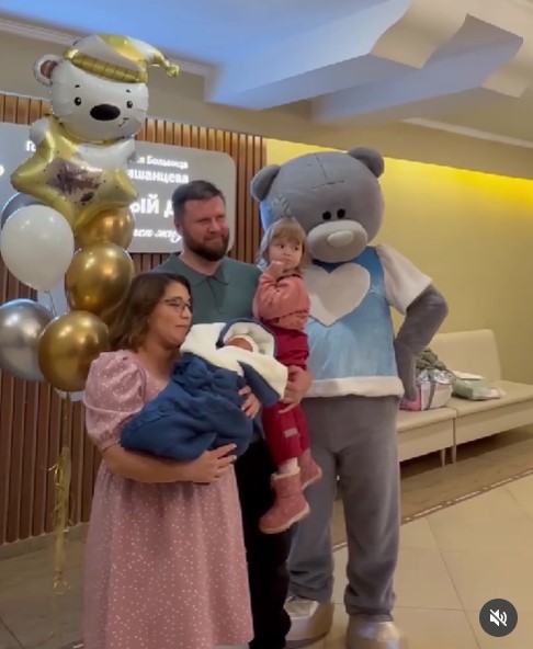 Вслед за Гузеевой: счастливая бабушка Роза Сябитова показала новорожденного внука