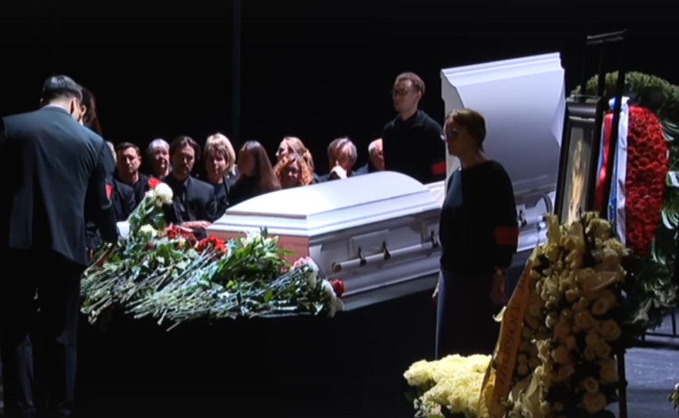  Белоснежный гроб и рыдающая Меньшова: как прошло прощание с Верой Алентовой