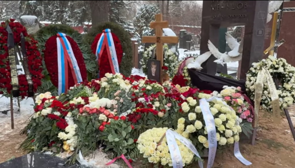 Рядом с любимым под покрывалом из роз: как выглядит могила Веры Алентовой