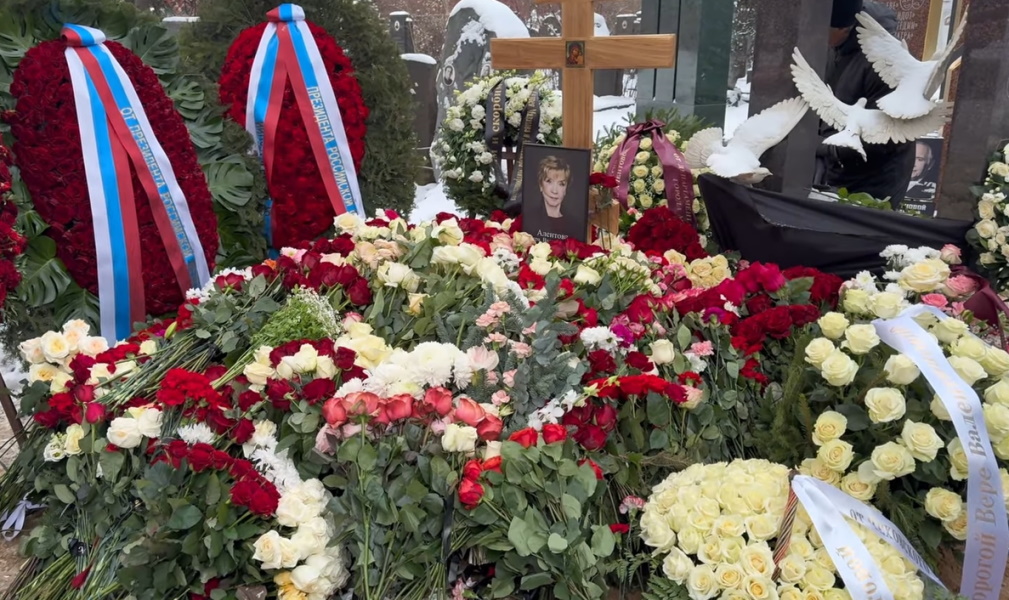 Рядом с любимым под покрывалом из роз: как выглядит могила Веры Алентовой