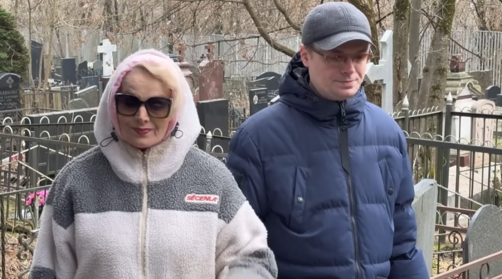 Бабушка игнорировала даже на похоронах: как живет непризнанный внук Мордюковой и Тихонова