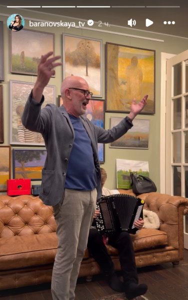  «Прикидывается молодым?»: женившийся на юной красотке Гордон устроил странное шоу на публике