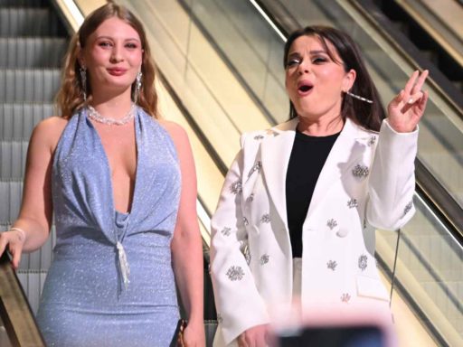 Грудь прямо выпрыгивает: невестка-стриптизерша Королевой снова отличилась