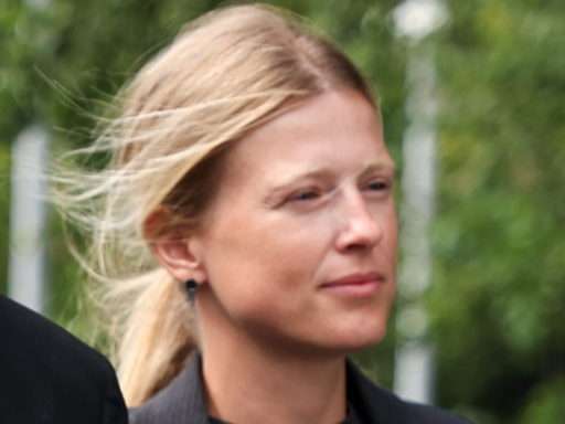 Из «бледной моли» в роковую брюнетку с каре: неожиданное преображение Софьи Эрнст