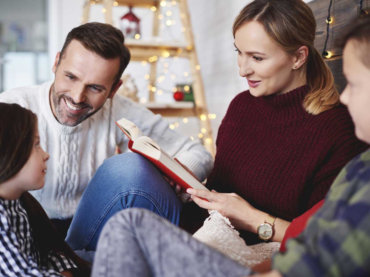 Новогодняя библиотека: топ-10 книг для теплого семейного чтения