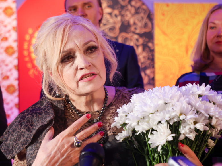 Отказавшуюся выступать без сына-скандалиста Надежду Кадышеву довели до слез на Первом канале