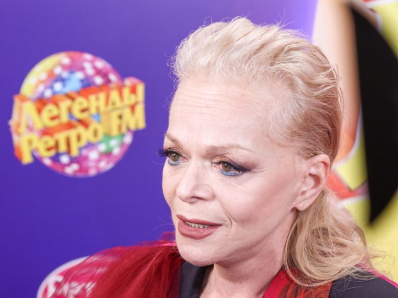 «Почему никому не жалко женщину, которая отдала деньги известной артистке?»: в Госдуме отреагировали на «квартирный скандал» с Долиной